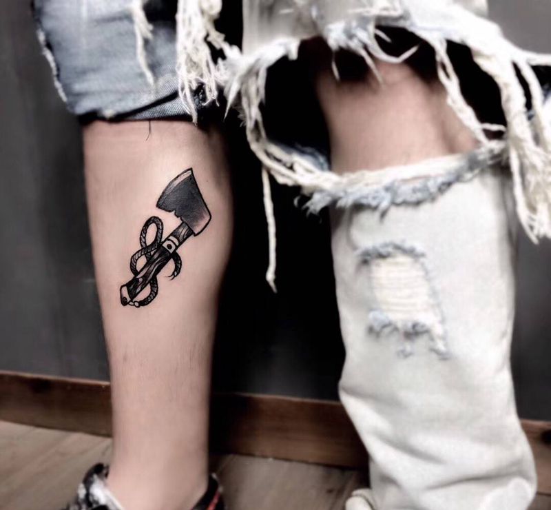 暗黑小腿拼接纹身图片_脚部Old School斧头独角仙唱片纹身图案