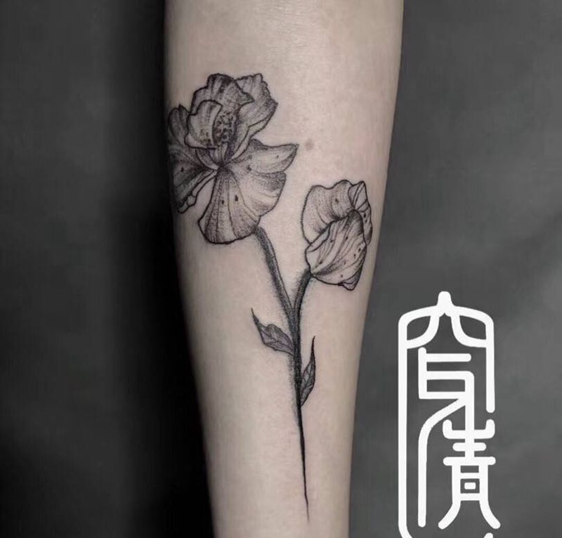 朵儿纹身图片_手臂点刺花虞美人纹身图案