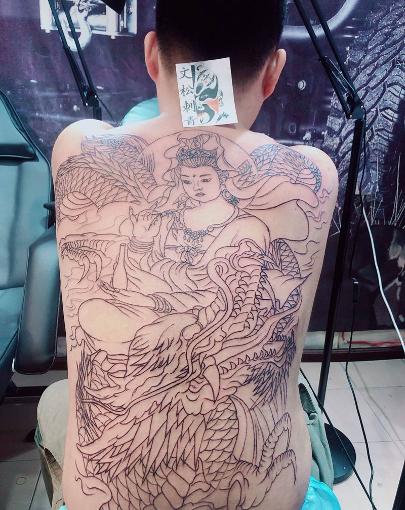 观音踏龙纹身图片_背部纹身图案