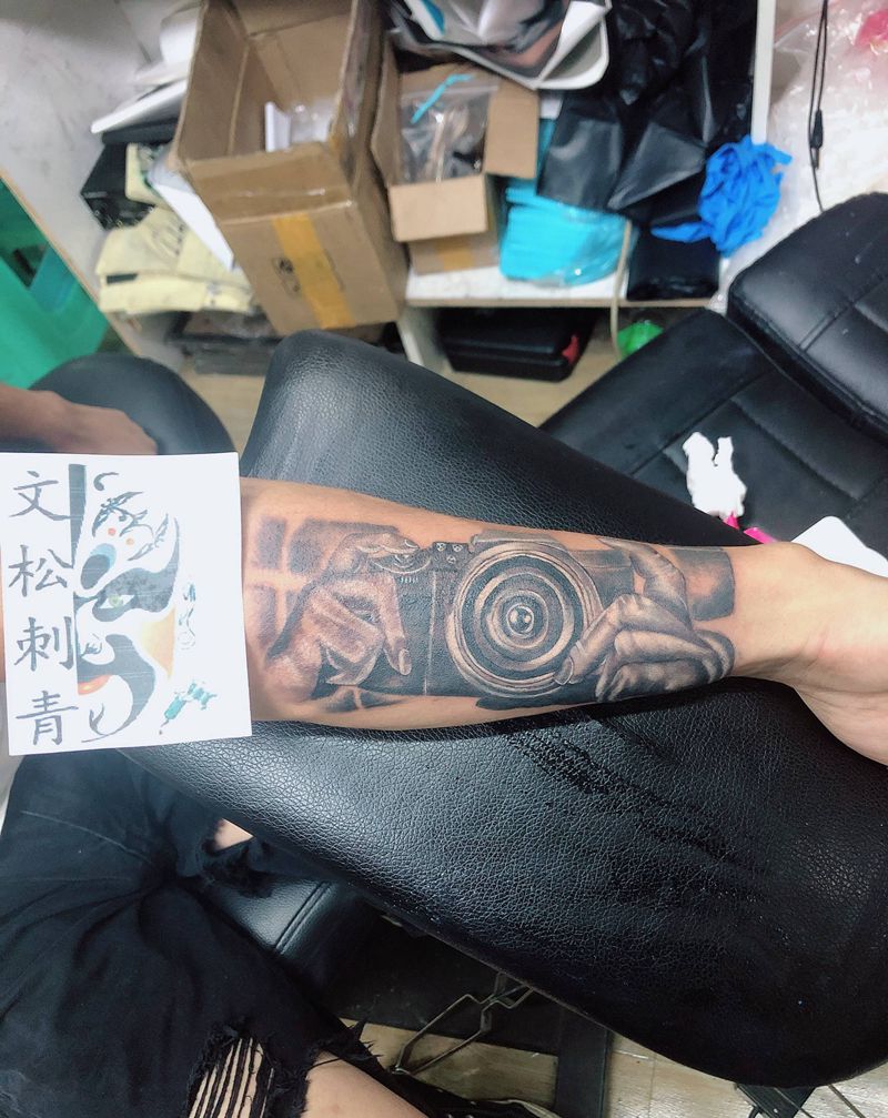 给摄影师的相机纹身图片_手臂纹身图案