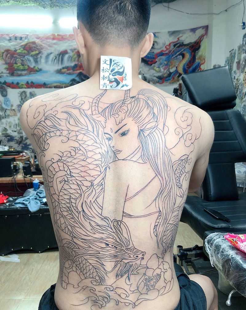 龙妓线条纹身图片_背部纹身图案