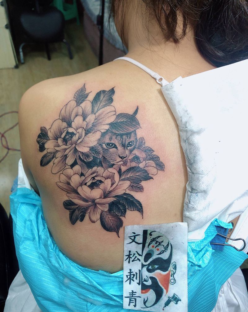 素花➕猫纹身图片_背部纹身图案