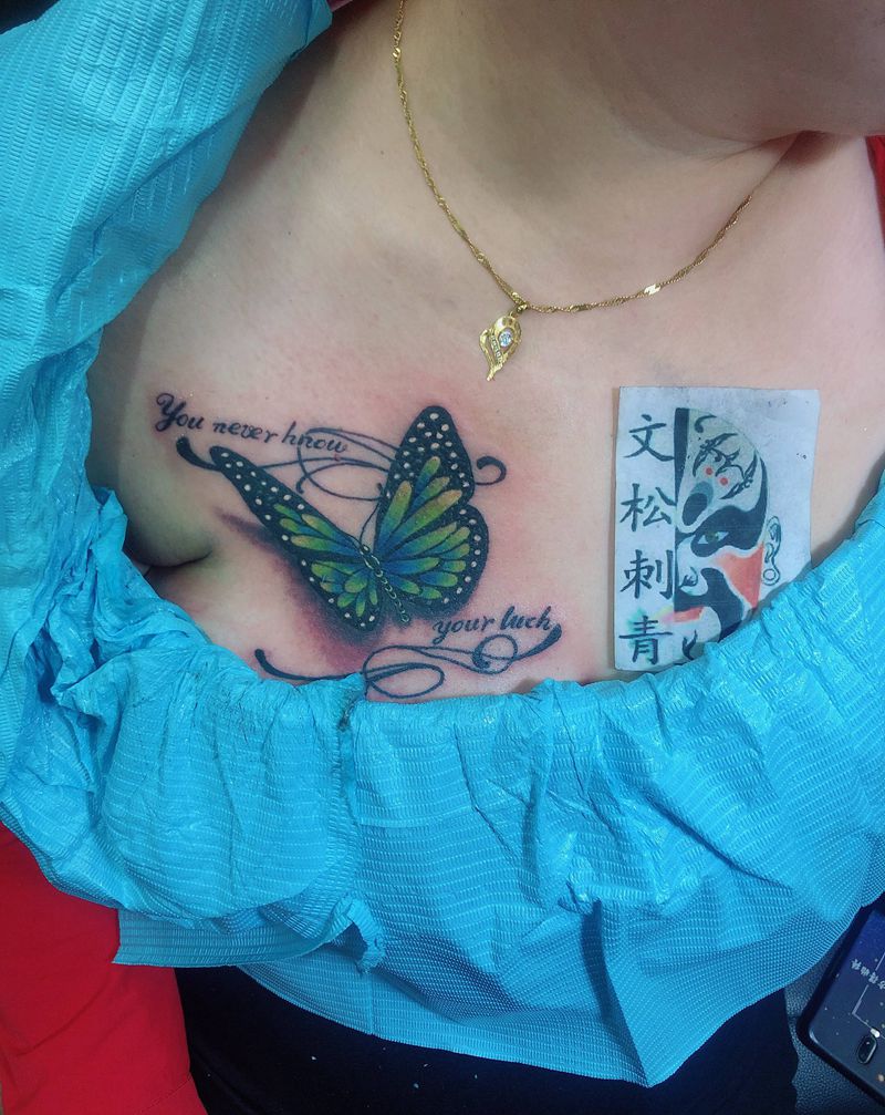 何何-蝴蝶纹身图片_胸部纹身图案