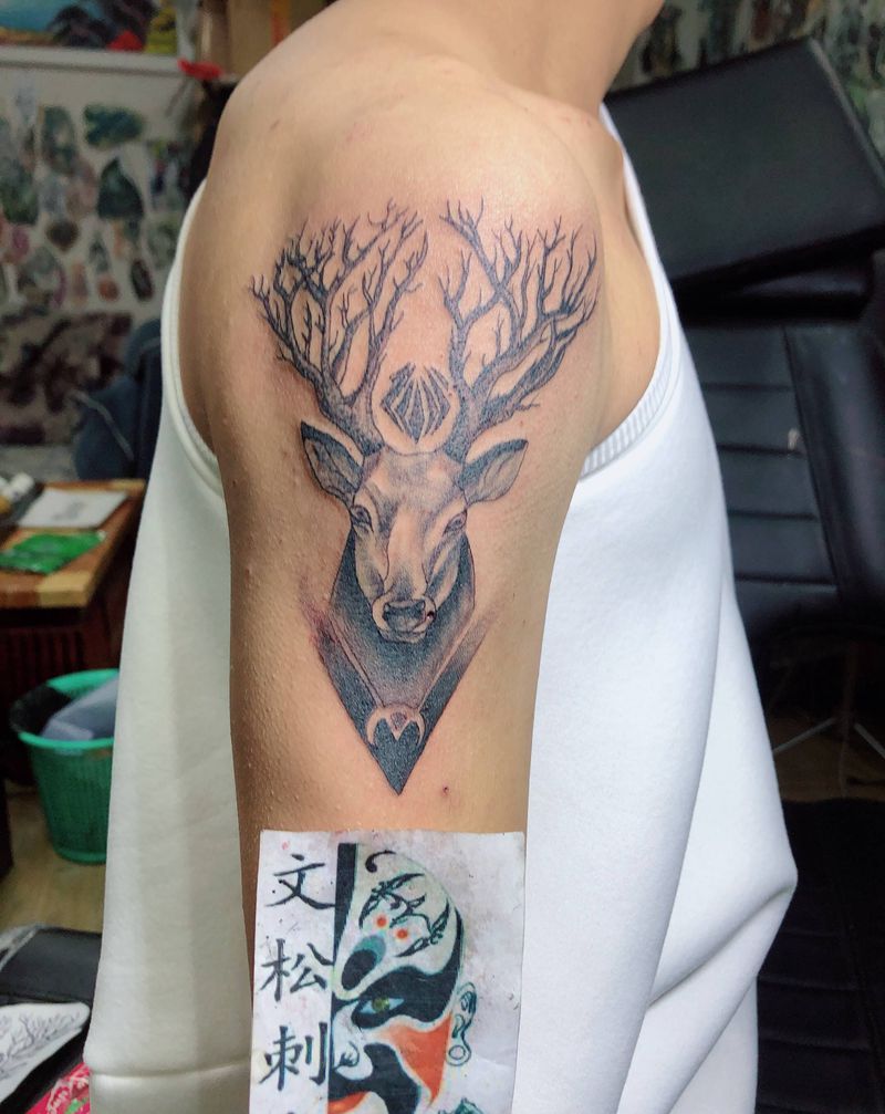 鹿与匕首纹身图片_手臂纹身图案