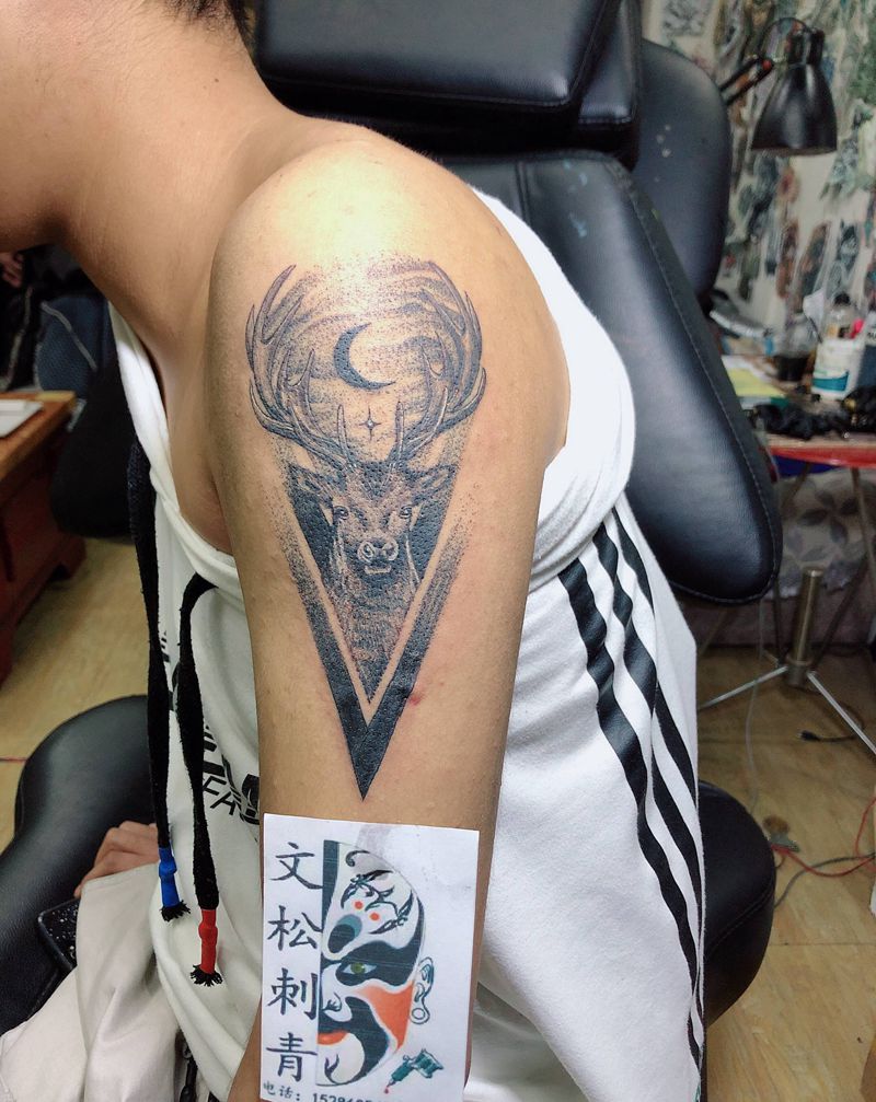 鹿纹身图片_肩部纹身图案