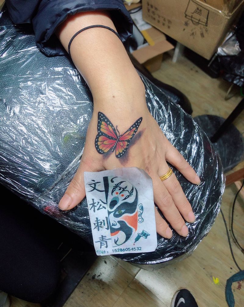 蝴蝶素花纹身图片_手臂胸部纹身图案