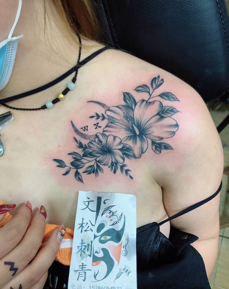 锁骨下的魅力纹身图片_胸部纹身图案