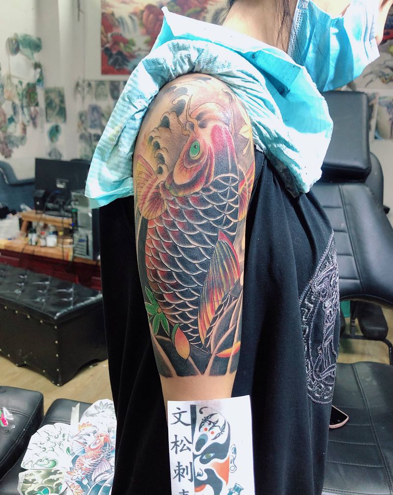 鱼遮盖纹身图片_手臂纹身图案