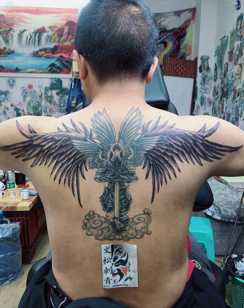 后加翅膀纹身图片_肩部纹身图案