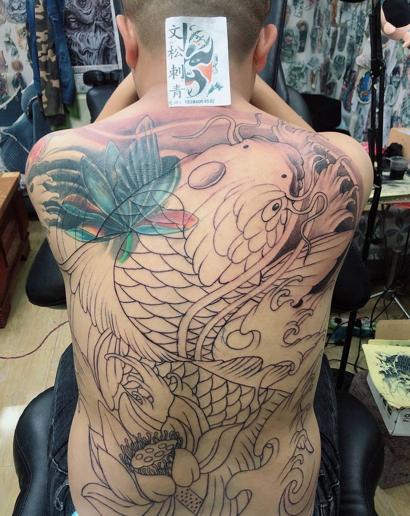 鱼带遮盖纹身图片_背部纹身图案