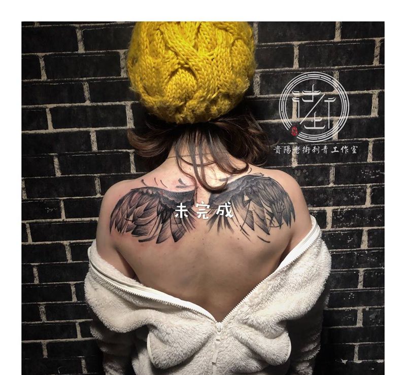 翅膀纹身图片_背部点刺翅膀纹身图案