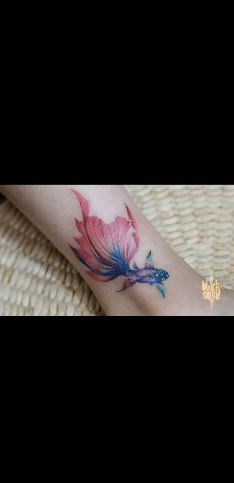 火焰鱼纹身图片_脚部水彩纹身图案