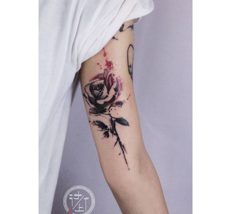 水墨玫瑰纹身图片