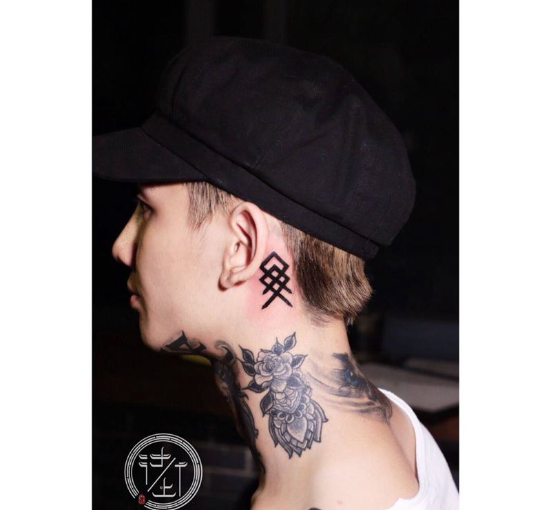 翔子作品，耳后的小秘密。纹身图片_成品颈部字符几何贵阳清新纹身图案