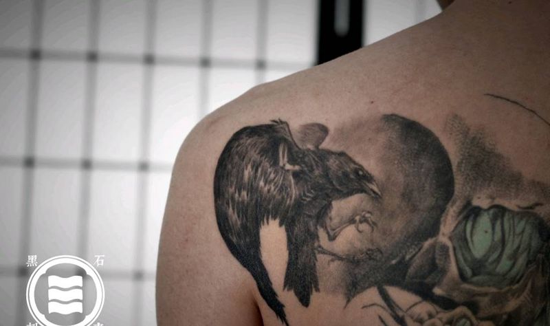 暗黑乌鸦纹身图片_背部欧美写实纹身图案
