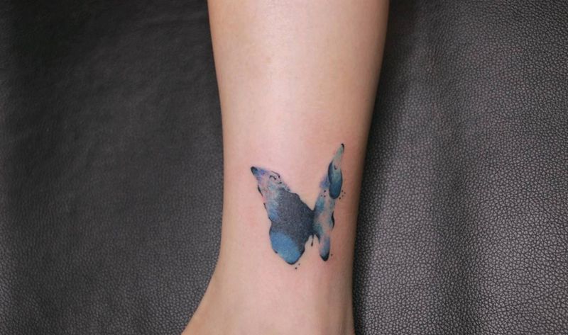 水墨蝴蝶纹身图片_腿部水墨纹身图案