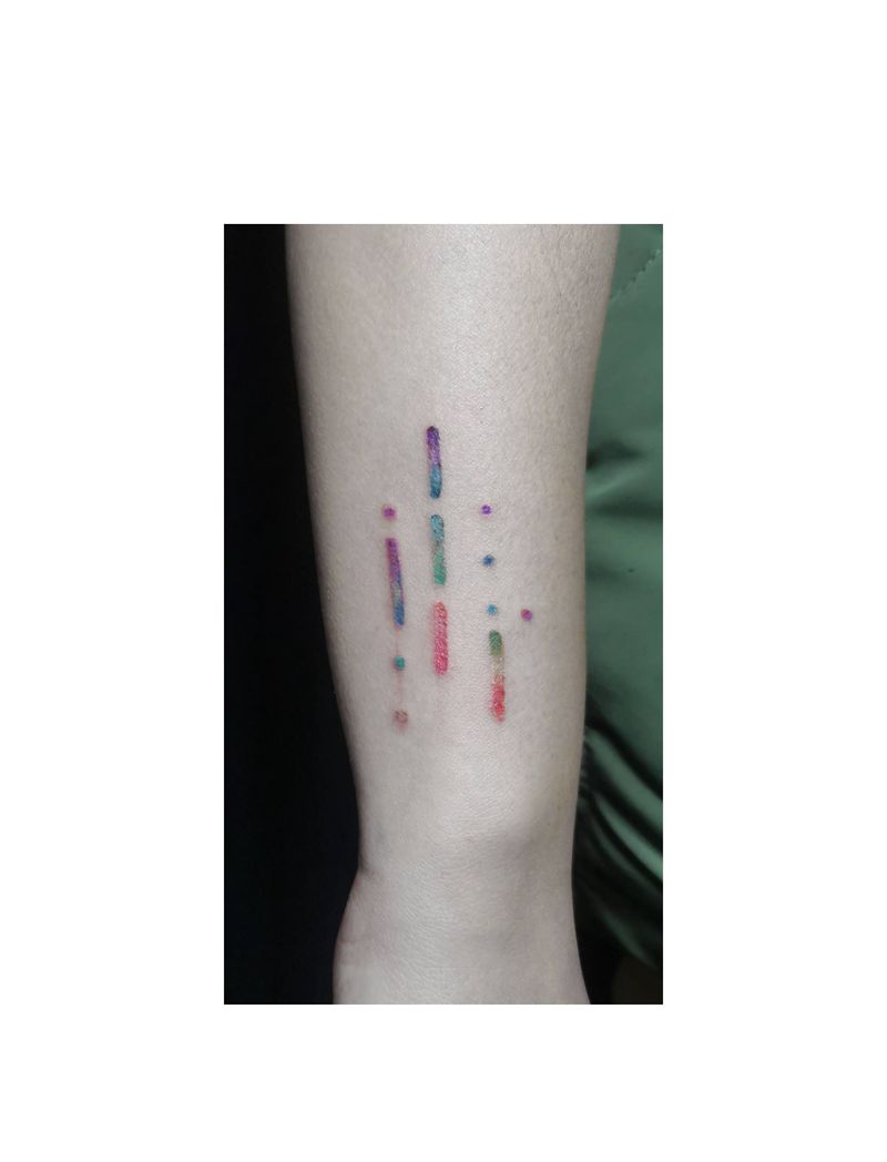 爱纹身图片_手臂几何水墨摩斯密码彩虹纹身图案