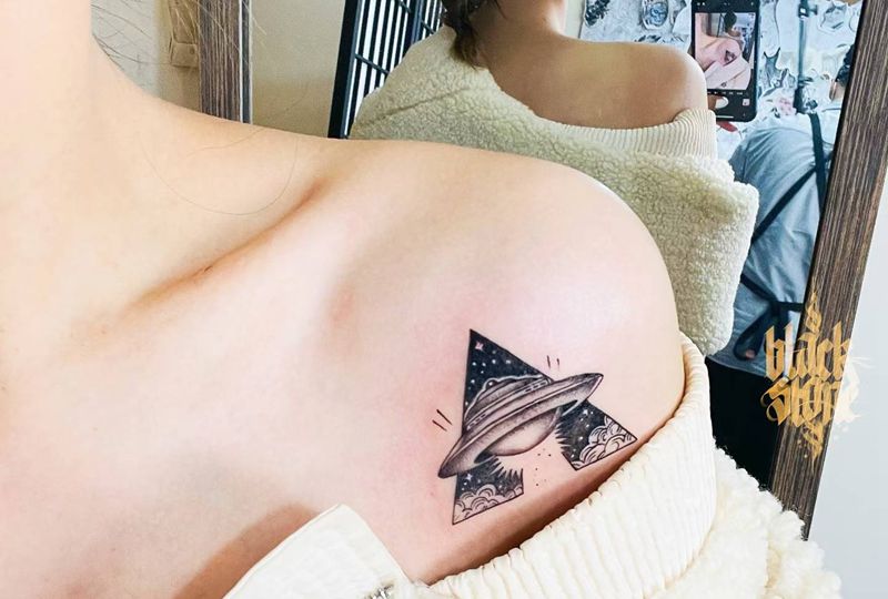 宇宙飞船遮盖纹身图片_肩部几何纹身图案