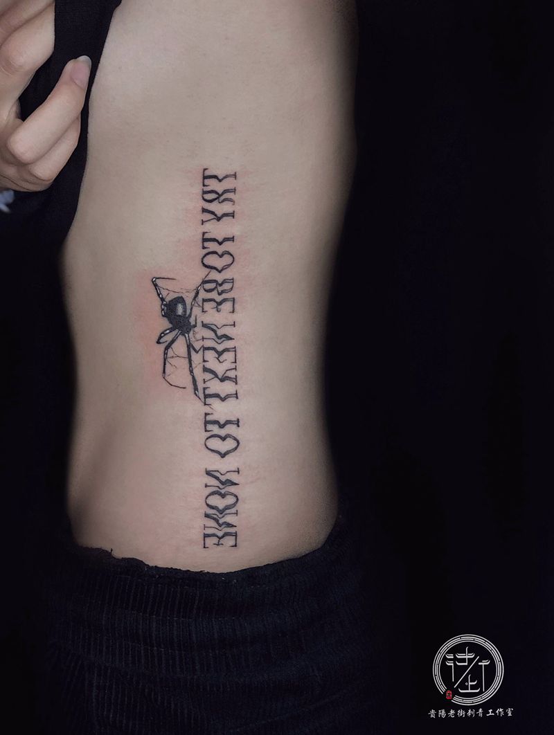 Black work纹身图片_腰部花体字纹身图案