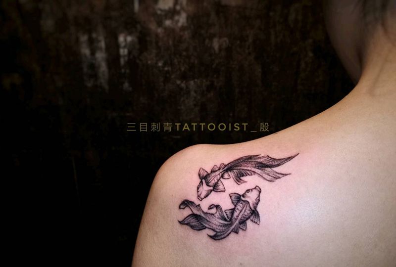 双鱼座 女孩纹身图片_肩部点刺纹身图案