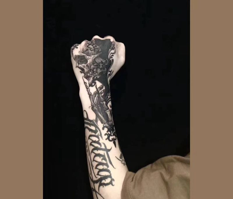 手背纹身图片_手臂手部点刺几何骷髅头手背纹身图案