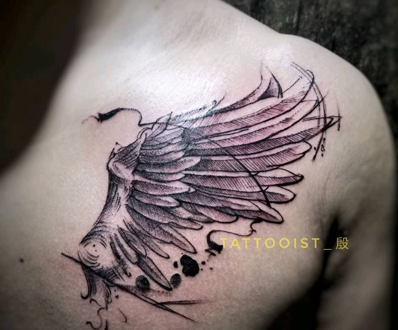 翅膀纹身图片_胸部几何纹身图案