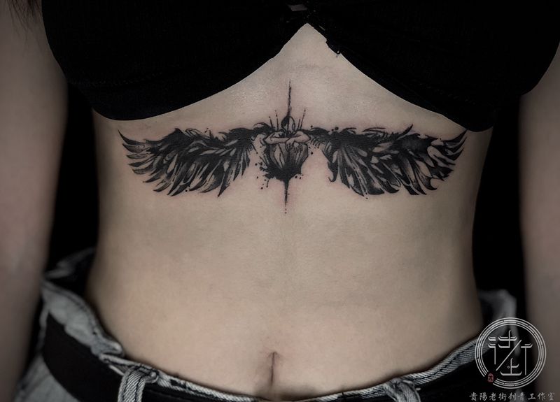 天使纹身图片_腹部Blackwork纹身图案
