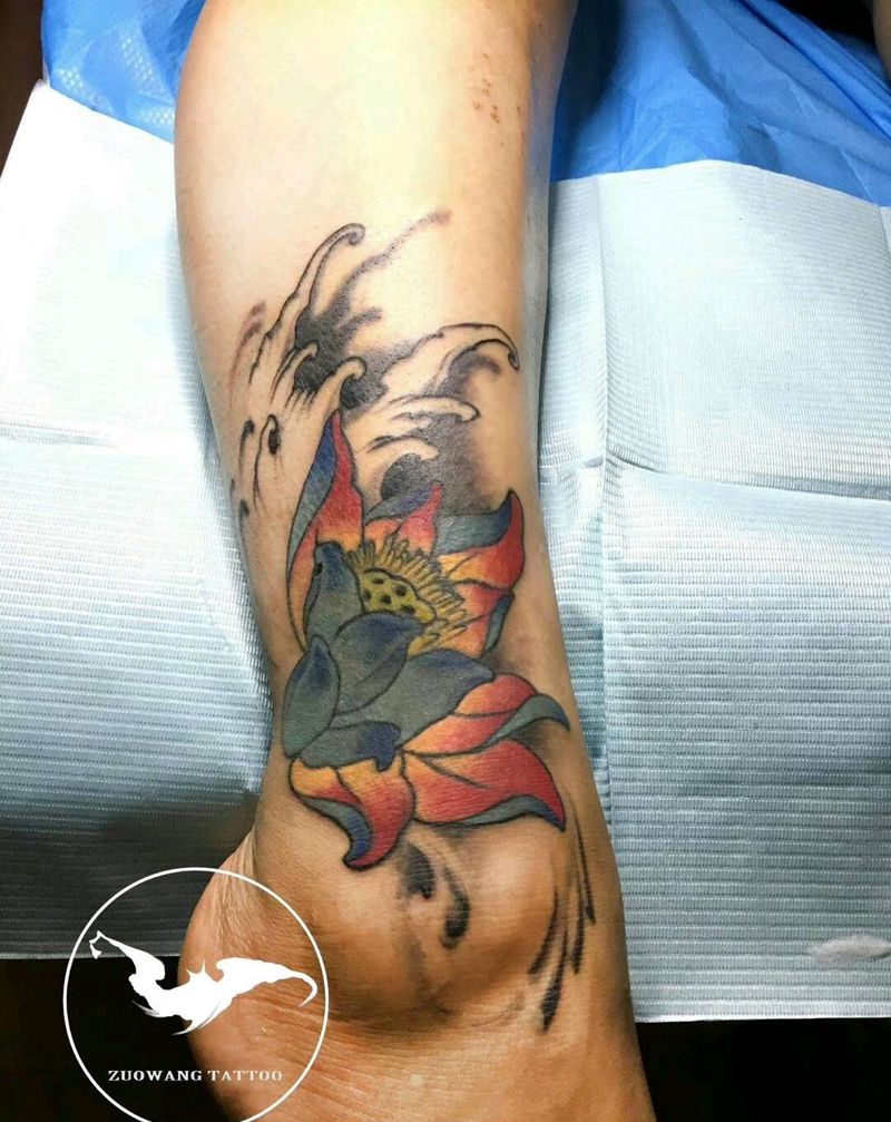 莲花纹身图片_脚部新传统纹身图案