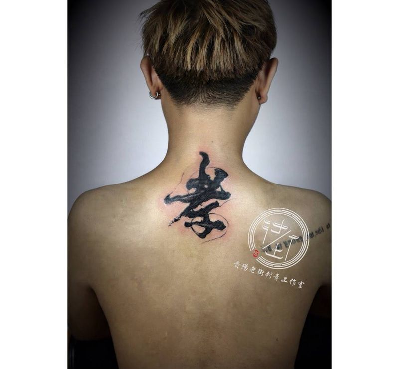 汉字纹身图片_颈部水墨纹身图案
