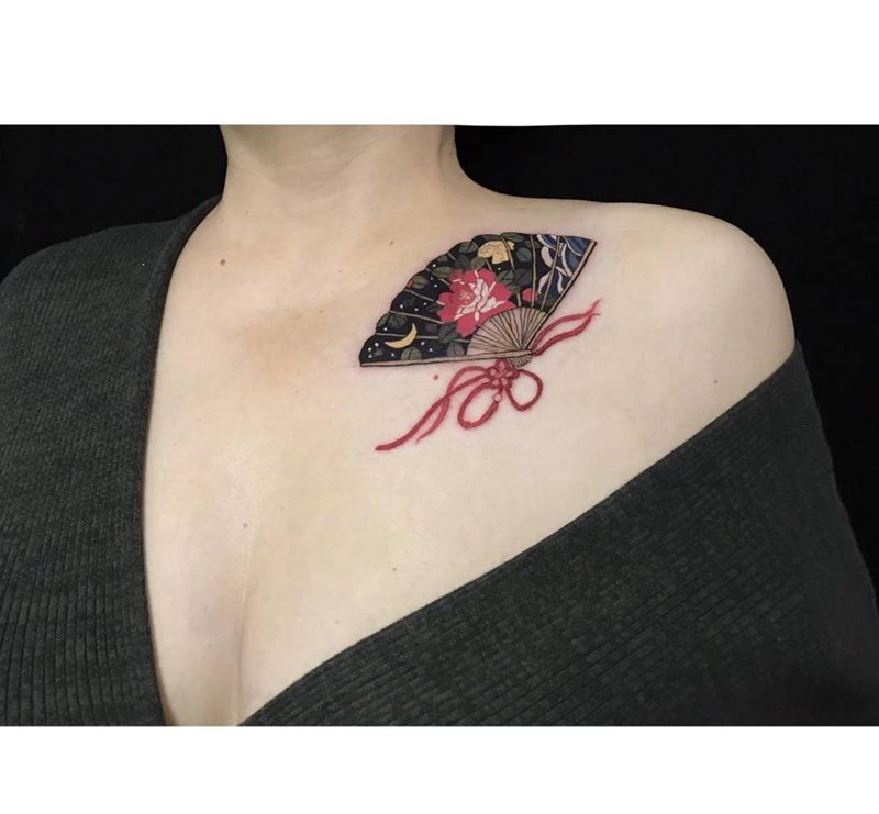 扇子纹身图片_胸部水彩扇子纹身图案