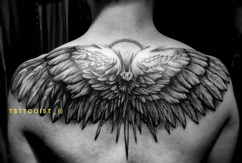 肩背翅膀纹身图片_背部肩部点刺纹身图案