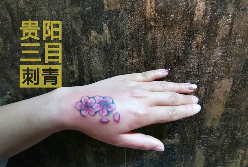 梅花纹身图片_手部纹身图案