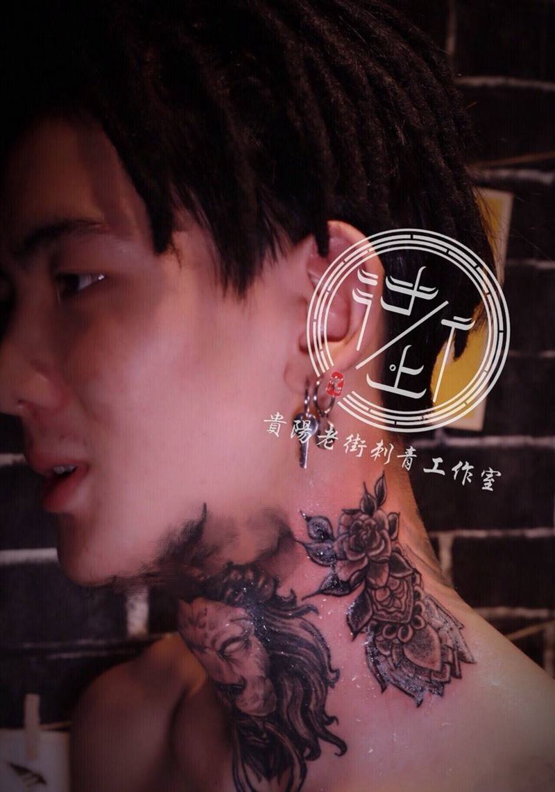 脖子花花纹身图片