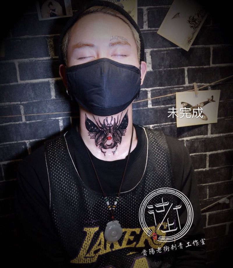 脖子昆虫纹身图片