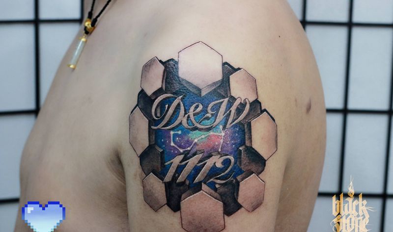 宇宙飞块,花体字纹身图片_手臂欧美写实纹身图案