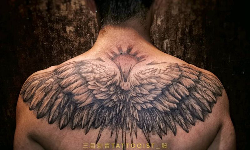 翅膀恢复后纹身图片_背部点刺纹身图案