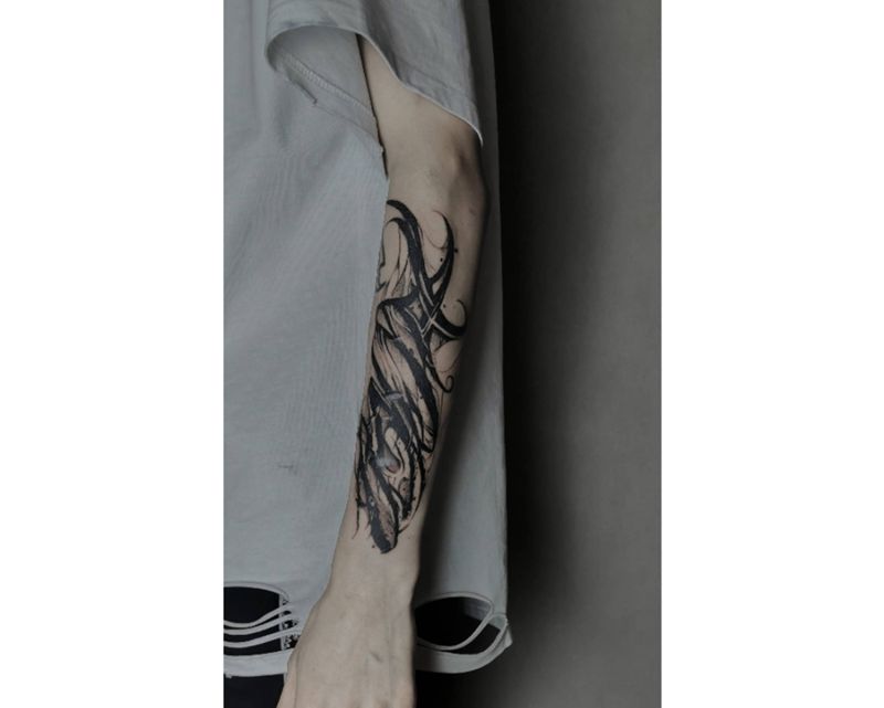 暗黑花体纹身图片_手臂花体字纹身图案