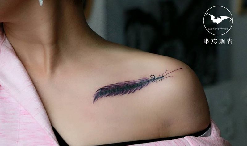 羽毛遮盖纹身图片_胸部水彩纹身图案