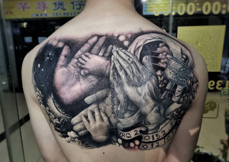 家庭亲子主题纹身图片_背部欧美写实纹身图案