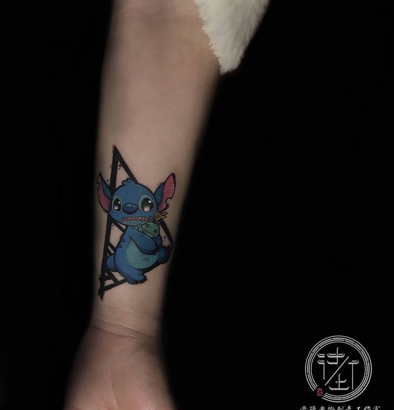 史迪仔纹身图片_手部New School遮盖纹身图案