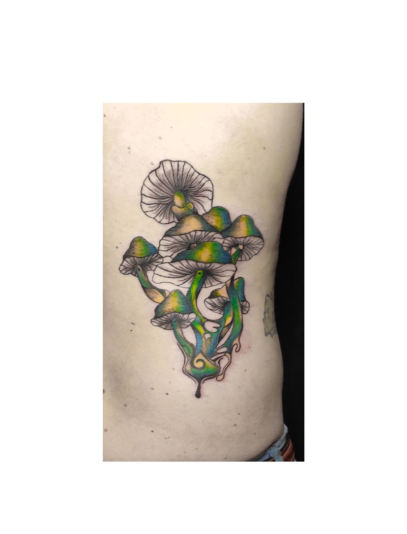 蘑菇纹身图片_腰部水彩蘑菇纹身图案