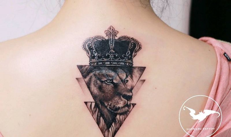 狮子遮盖纹身图片_背部欧美写实纹身图案