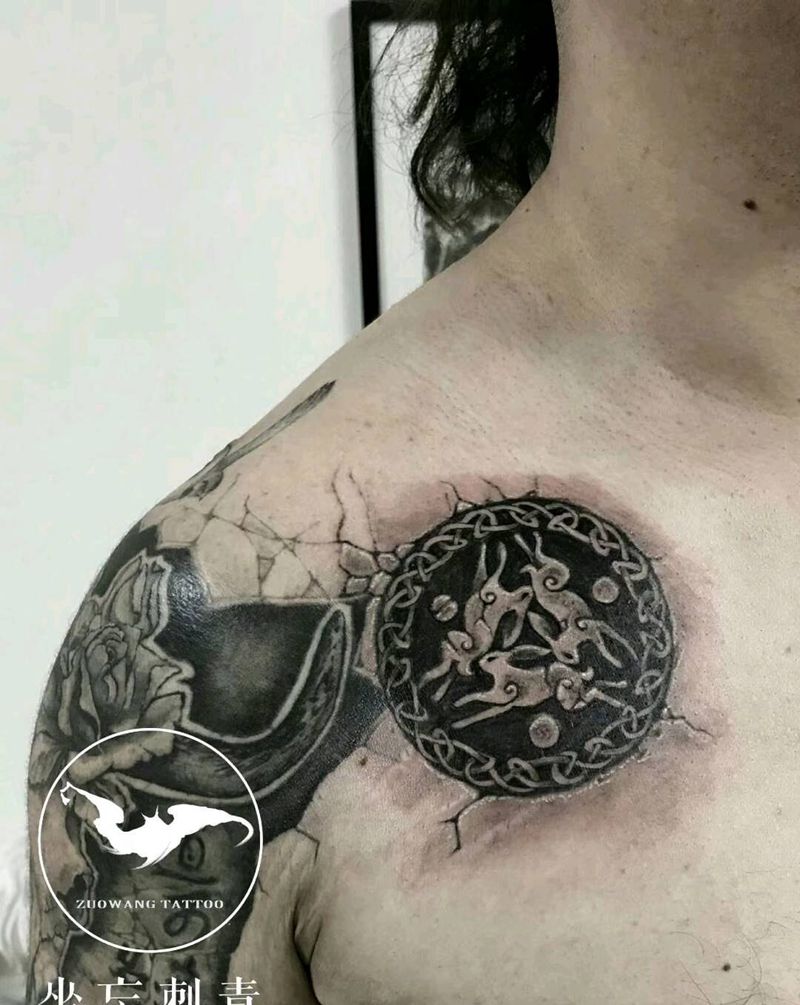 石裂纹身图片_胸部欧美写实纹身图案