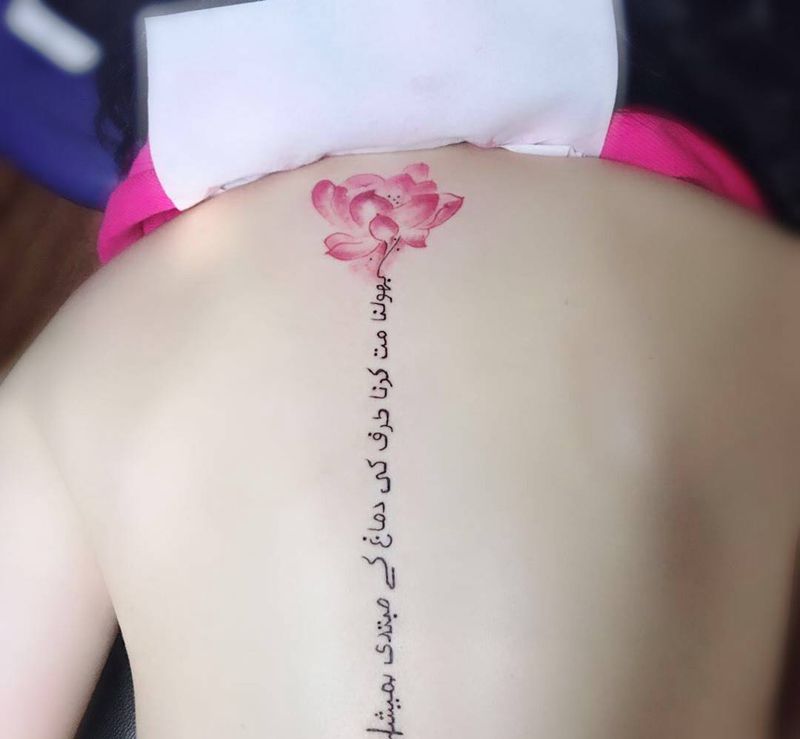 小花一枚纹身图片