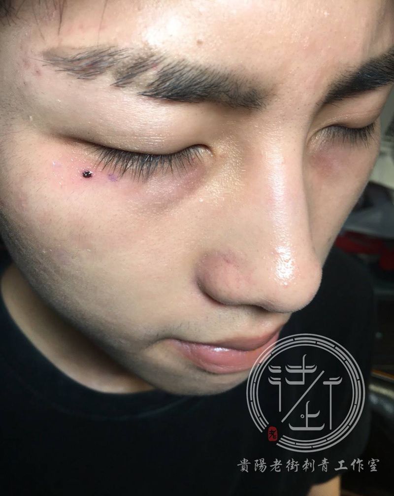人工泪痣纹身图片