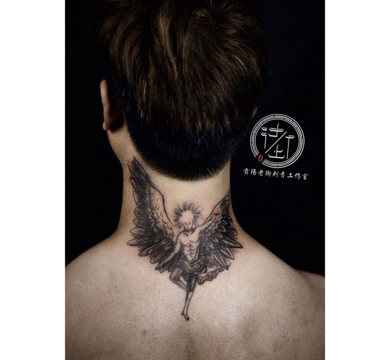 天使纹身图片_颈部几何纹身图案