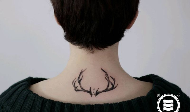 鹿角纹身图片_颈部水彩纹身图案