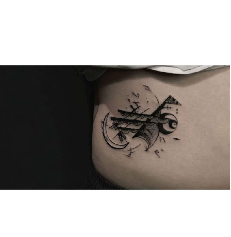 午夜飞行纹身图片_背部手部点刺几何船月亮飞船纹身图案