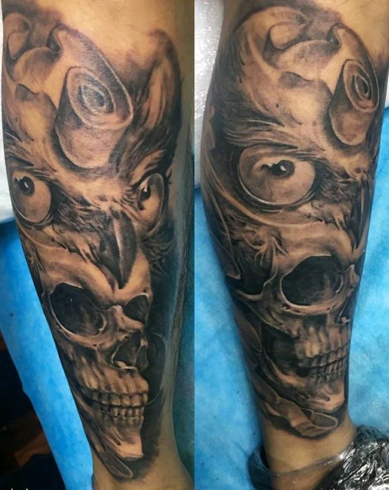 猫头鹰与骷髅头纹身图片_腿部写实动物纹身图案