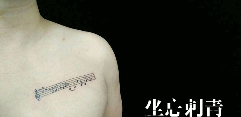 五线谱纹身图片_胸部几何纹身图案